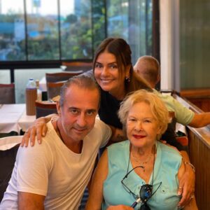 Binnaz Avcı Instagram - Sağlıkla geçsin ömrün 🙏🧿 hep olduğun gibi nevi şahsına münhasır,müdanasız 🙏Doğum günün kutlu olsun annemm....🧿🧿🧿🧿💙