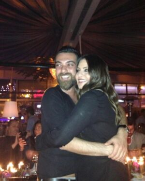 Binnaz Avcı Instagram - Hep böyle bir sarmaş dolaş @hakanakkaya en kötü günümde ya da en mutlu günümde hep sen,hayatımın güzel bir sayfasısın doğumgünün kutlu olsun🎂🙏❤️yolculuğumuz hep kalp kalbe olsun 
Seni seviyorum ❤️