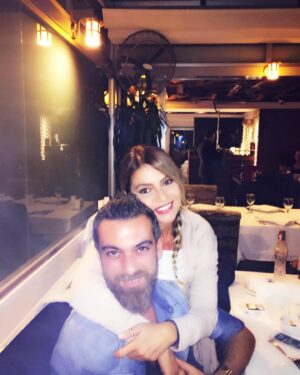 Binnaz Avcı Instagram - Hep böyle bir sarmaş dolaş @hakanakkaya en kötü günümde ya da en mutlu günümde hep sen,hayatımın güzel bir sayfasısın doğumgünün kutlu olsun🎂🙏❤️yolculuğumuz hep kalp kalbe olsun 
Seni seviyorum ❤️