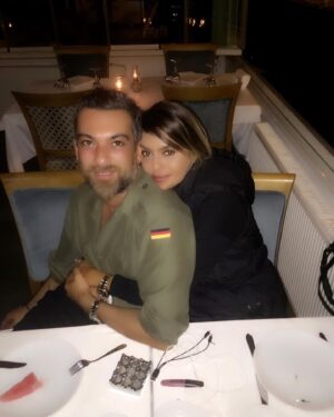 Binnaz Avcı Instagram - Hep böyle bir sarmaş dolaş @hakanakkaya en kötü günümde ya da en mutlu günümde hep sen,hayatımın güzel bir sayfasısın doğumgünün kutlu olsun🎂🙏❤️yolculuğumuz hep kalp kalbe olsun 
Seni seviyorum ❤️