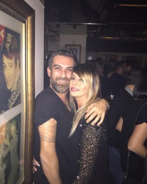 Binnaz Avcı Instagram - Hep böyle bir sarmaş dolaş @hakanakkaya en kötü günümde ya da en mutlu günümde hep sen,hayatımın güzel bir sayfasısın doğumgünün kutlu olsun🎂🙏❤️yolculuğumuz hep kalp kalbe olsun 
Seni seviyorum ❤️