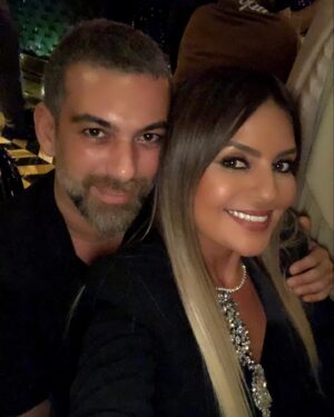 Binnaz Avcı Instagram - Hep böyle bir sarmaş dolaş @hakanakkaya en kötü günümde ya da en mutlu günümde hep sen,hayatımın güzel bir sayfasısın doğumgünün kutlu olsun🎂🙏❤️yolculuğumuz hep kalp kalbe olsun 
Seni seviyorum ❤️