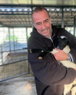 Binnaz Avcı Instagram - Bir yeni doğmuş kuzuya sarılmak @garonisan canımızın evinde ....
