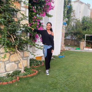 Binnaz Avcı Instagram - Yaşamaya,iyiliğe dair umutlarımı canlı tutmaya çalışıyorum her gün kahreden yeni bir habere rağmen diyorum ki Allah büyük ama bir an geliyor bir şey yüzünü güldürüyor bir gün bir arkadaşımda bir kot kemer görmüş ve çok beğenmiştim @bidiksel içine dert olmuş aynısını yaptırmış ne bileyim belki bunca kötülük içerisinde #iyilikkazanır bir gün bir yerde bir de diyeceğim şu ki insafa gelin #yasayıgeriçek