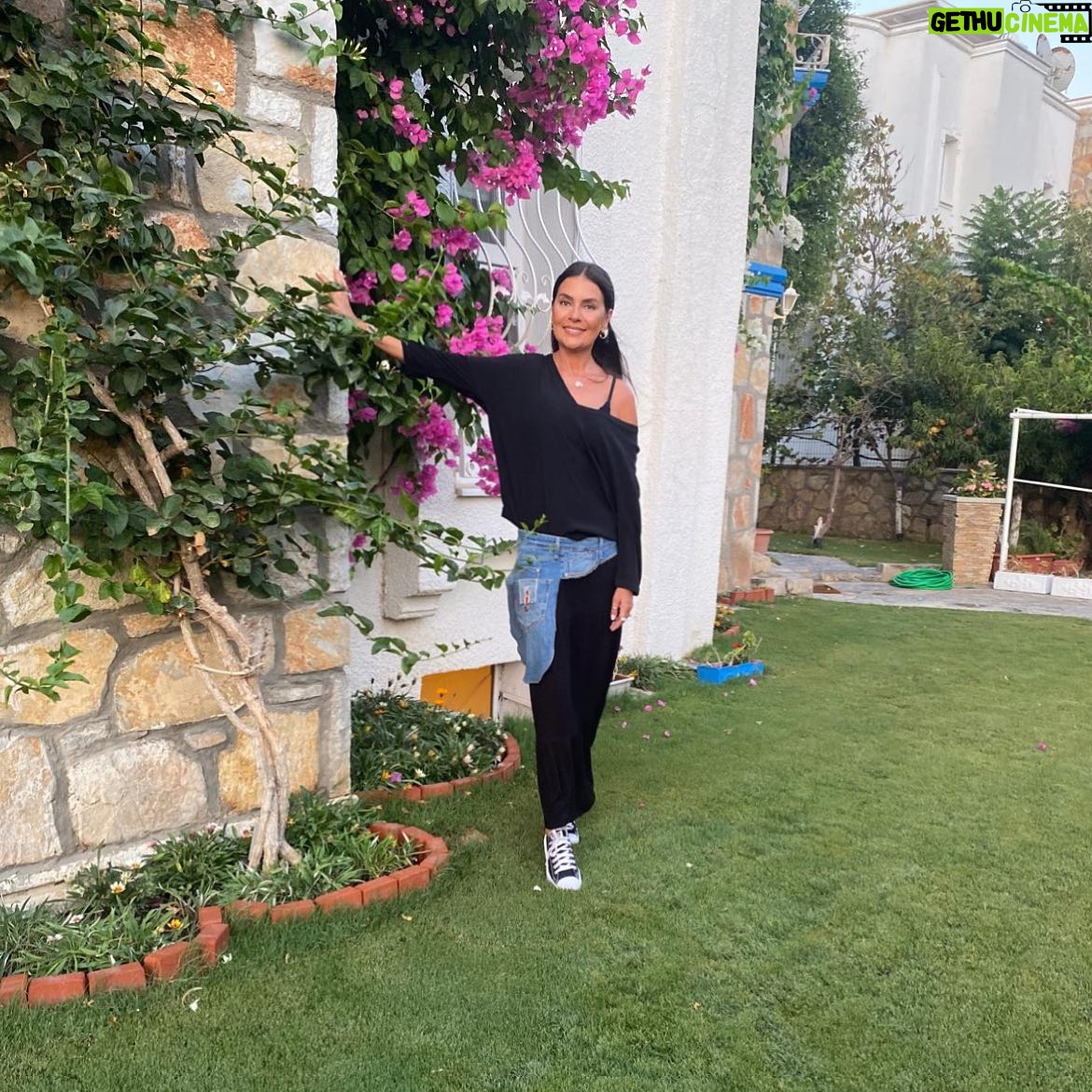 Binnaz Avcı - 462 Likes - Yaşamaya,iyiliğe dair umutlarımı canlı tutmaya çalışıyorum her gün kahreden yeni bir habere rağmen diyorum ki Allah büyük ama bir an geliyor bir şey yüzünü güldürüyor bir gün bir arkadaşımda bir kot kemer görmüş ve çok beğenmiştim @bidiksel içine dert olmuş aynısını yaptırmış ne bileyim belki bunca kötülük içerisinde #iyilikkazanır bir gün bir yerde bir de diyeceğim şu ki insafa gelin #yasayıgeriçek