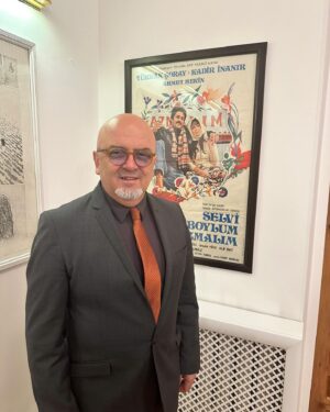 Birol Güven Instagram - Bişkek Uluslararası Film Festivali’ndeyiz. Dünyanın en büyük yazarlarından biri olan Cengiz Aytmatov’un şimdi müze olan evinde ve onun eserinden ortaya çıkmış Türk sinema şahaseri Selvi Boylum Al Yazmalım film afişinin önündeyiz @sinemagenelmd @tckulturturizm