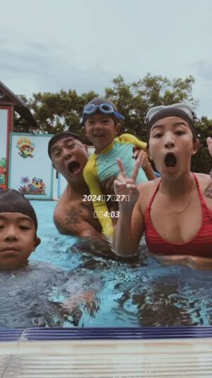 Bobby Dou Instagram - 知道我們這個夏天為什麼會那麼黑了吧⋯⋯

不是在球場，
就是在水裏⋯⋯
🤣🤣🤣

#小竇家 #玩水 #夏天玩水 #男子宿舍 #花蓮 
#游泳訣竅 #一直玩水就對了 #summervacation #親子 #family