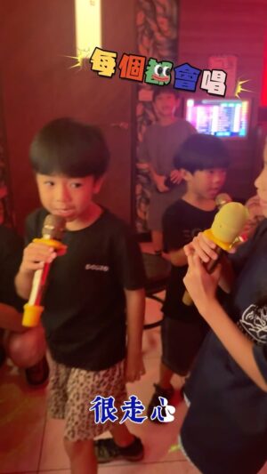 Bobby Dou Instagram - 有小孩後
想唱歌的話
奉勸各位盡量在5歲以前帶去
要不然
根本沒有麥克風的機會
#我是歌手
#小孩們的ktv 
#扛得住 
#颱風天要幹嘛
#平平安安