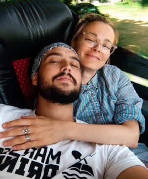 Bojana Novaković Instagram - 1. Moj prijatelj Ivan Bjelić @ofanzivan je hapšen danas u Gornjem Milanovcu. Bio mu je oduzet telefon i nismo imali kontakt sa njim preko sat vremena. Išao je da da izjavu oko uznemirenja na protestu i policija je rekla da su dobili poruku iz Beograda da ga zadrze. Sad je pušten. 

2. Danas su hapsili Branislava Djordjevica u Novom Sadu zato sto je ljude pozvao na dalje akcije. 

3. Takodje maltretiraju Nikolu Ristic i njegovu porodicu. 

Činjenica da ova vlast hapsi mlade aktiviste samo pokazuje da to sto mladi rade ima efekta. Molim vas zapratite @mars_sa_drine, Ivana, Nikolu i Beanislava kako bi vi bili u toku!

Our friend was arrested and we could not get in touch with him for over an hour today. The local police in Gornji Milanovac kept him at the request of Belgrade police after he came in to make a statement about an attempted sabotage of the protest he was speaking at. He was detained without a lawyer and without his phone, which they confiscated. He is now out thank God but these arrests today mean only one thing. The youth of this movement are scaring the criminal government!!!