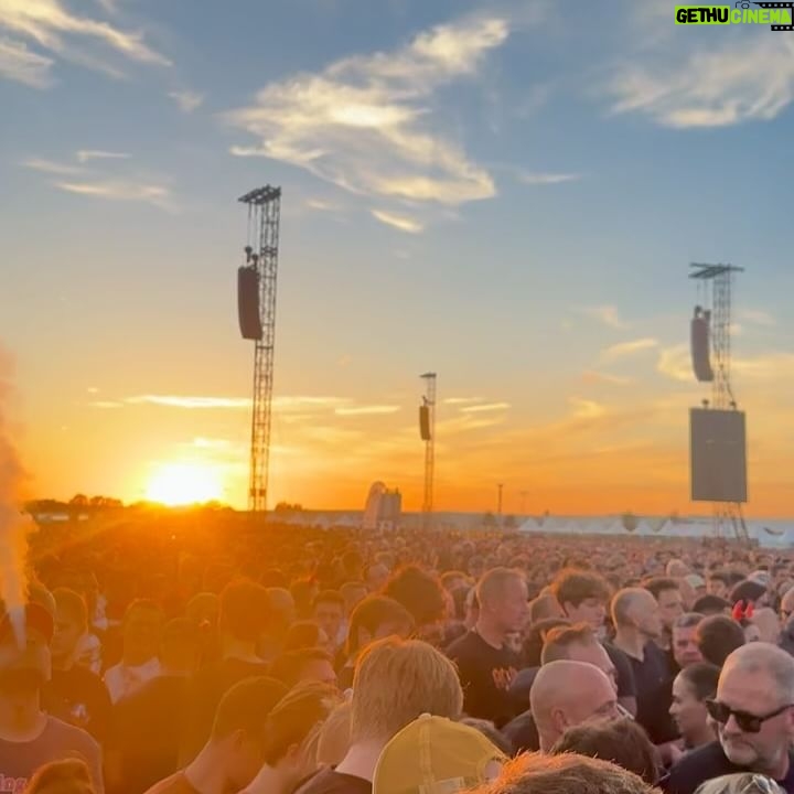 Bolívia Zica - 23.1K Likes - Comprei o ingresso paralelo num app, botei fé que era quente, aluguei um carro e hoje meti marcha de Paris até Dessel, na Bélgica. 5 horas de viagem. Dia lindo, temperatura perfeita, trampo entregue. E deu tudo certo: enfim vi o AC/DC ao vivo. Chorei 🥹 🙌 obrigado, vida!