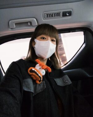 Bonnie Wong Instagram - 抱歉 今日要戴住口罩謝票 因為…
我又剝咗智慧齒了🥲🧡
腫到變咗方形面 唔想嚇親小朋友🤣

早兩日突然甩咗半隻智慧齒出嚟
結果迫於無奈要馬上處理
今日冇得靚靚見大家有啲可惜🥹
期望下次破億票房 消完腫再見大家🥰

#insideout2 #玩轉腦朋友2 
@disney.hk 

Makeup @carmencmakeup_cc 
Hair @nickienick @twotwo.hair 
Wardrobe @atsurotayama @bothparis 
Stylist @cuteg @m.mmmatthew