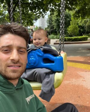 Bora Akkaş Instagram - Salıncaklar, Suzi, ben. İyi ki doğdun canım kızım🤍