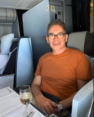 Boris Izaguirre Instagram - Gracas @laserairlinesoficial una vez mas por permitirme viajar a Caracas en su magnifico y placido vuelo Madrid-Caracas, dos ciudades que son mi vida! Hoy 28 de julio son las elecciones generales y scompsñare a mi padre @rodoenla a votar juntos! Love, boris