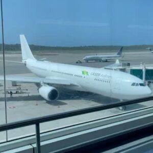 Boris Izaguirre Instagram - Gracas @laserairlinesoficial una vez mas por permitirme viajar a Caracas en su magnifico y placido vuelo Madrid-Caracas, dos ciudades que son mi vida! Hoy 28 de julio son las elecciones generales y scompsñare a mi padre @rodoenla a votar juntos! Love, boris