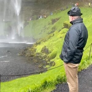 Boris Izaguirre Instagram - Islandia! Iceland! Un fin de semana inolvidable!  En el centro del mundo, redescubriendo la vida y como en la canción de Pretenders: para empezar a reír y dejar de llorar! Como si renaciéramos de energía y fuéramos todos un geyser muy gay y feliz!!! Gracias @clauelena__ y Carlo por este viaje mágico y @rubennog por los vídeos y la idea original!! Love  boris