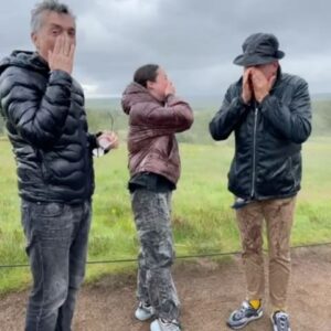 Boris Izaguirre Instagram - Islandia! Iceland! Un fin de semana inolvidable!  En el centro del mundo, redescubriendo la vida y como en la canción de Pretenders: para empezar a reír y dejar de llorar! Como si renaciéramos de energía y fuéramos todos un geyser muy gay y feliz!!! Gracias @clauelena__ y Carlo por este viaje mágico y @rubennog por los vídeos y la idea original!! Love  boris