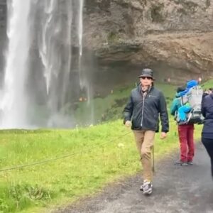 Boris Izaguirre Instagram - Islandia! Iceland! Un fin de semana inolvidable!  En el centro del mundo, redescubriendo la vida y como en la canción de Pretenders: para empezar a reír y dejar de llorar! Como si renaciéramos de energía y fuéramos todos un geyser muy gay y feliz!!! Gracias @clauelena__ y Carlo por este viaje mágico y @rubennog por los vídeos y la idea original!! Love  boris