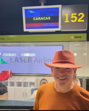 Boris Izaguirre Instagram - Gracas @laserairlinesoficial una vez mas por permitirme viajar a Caracas en su magnifico y placido vuelo Madrid-Caracas, dos ciudades que son mi vida! Hoy 28 de julio son las elecciones generales y scompsñare a mi padre @rodoenla a votar juntos! Love, boris