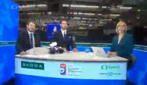 Boris Valábik Instagram - "... a Slovákom" 😁 🇨🇿❤️🇸🇰 
Ďakujem vám všetkým @sport_ct ,Ostrava, bolo to skvelé vďaka vám! Nabudúce u nás 👍🤝❤️
#skvelapartia 
#skvelaparta 
#zabava
#hokej
#studio