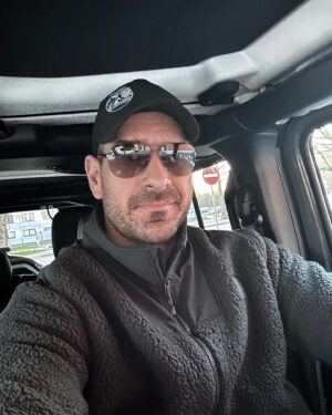 Boris Valábik Instagram - Kto sa dnes zahalí do čieneho? Nitra, či Trenčín? 🥶 @hk_nitra_official @dukla.trencin @hk_nitra_fans @dukla_trencin_fans 
#extraliga
#hokej
#tv