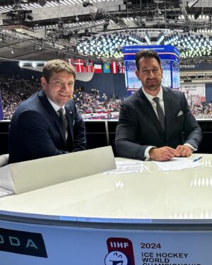 Boris Valábik Instagram - Ďakujem kolegom z ČT za skvelé privítanie do tímu. Premiéru prestávkového štúdia pre ČT sport 🇨🇿🤝 @sport_ct  síce pokazili Nemci, ale dnes cítim odhodlanie 🇸🇰 až na tribúnu 💪 Ako to vidíte proti 🇰🇿?
#msvhokeji 
#ct 
#hokej 
#hockey 
#ctsport 
#worldchampionship 
#czech