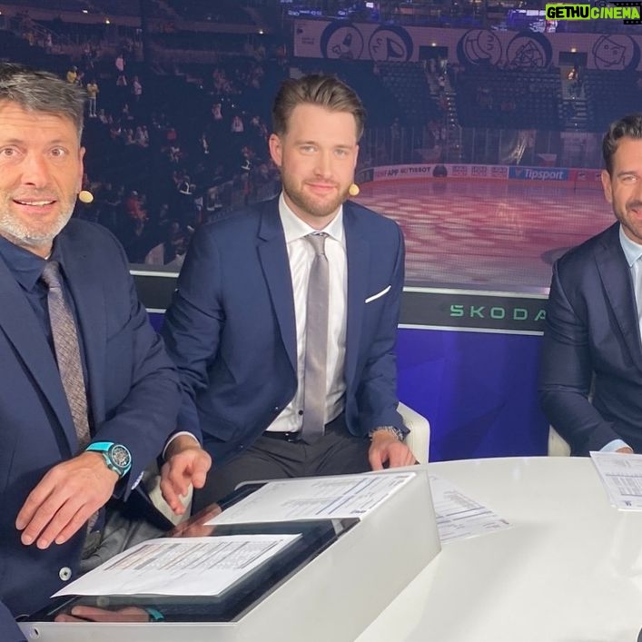 Boris Valábik - 2.1K Likes - Držím palce a ďakujem 🇨🇿 za vysokú profesionalitu, veľkú odbornosť a pritom ľudskosť a zábavu! Robertovi Zárubovi za dôveru a vám ostatným za vytvorenie perfektnej partie a že ste ma prijali medzi seba tak dokonale. Je perfektné dostať sa do takej partie, kde vás všetci prijmu za svojho a kde je zábava. Janka, Žanet, Kouky, Hubas, sprievodca Oli 😄👏, Ondrové 😄 a samozrejme Pospec a Frantik spolu s Robertom v Prahe. Vďaka dámy a páni, boli ste skvelí 🤝 a v neposlednom rade, bola obrovská česť opäť stretnúť Pána Václava Nedomanského 🫡 @sport_ct
#ctsport
#skvelaparta