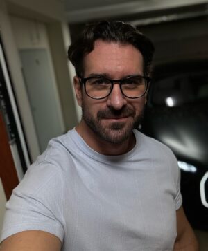 Boris Valábik Instagram - Tak, kde je ten Lord Voldemort?! 
Nová realita pred očami, musím sa ospravedlniť všetkým hráčom, na ktorých chybu som kedy v štúdiu poukázal, je dosť možné, že som len 💩 videl 🤣
#harrypotterlookingmotherfucker