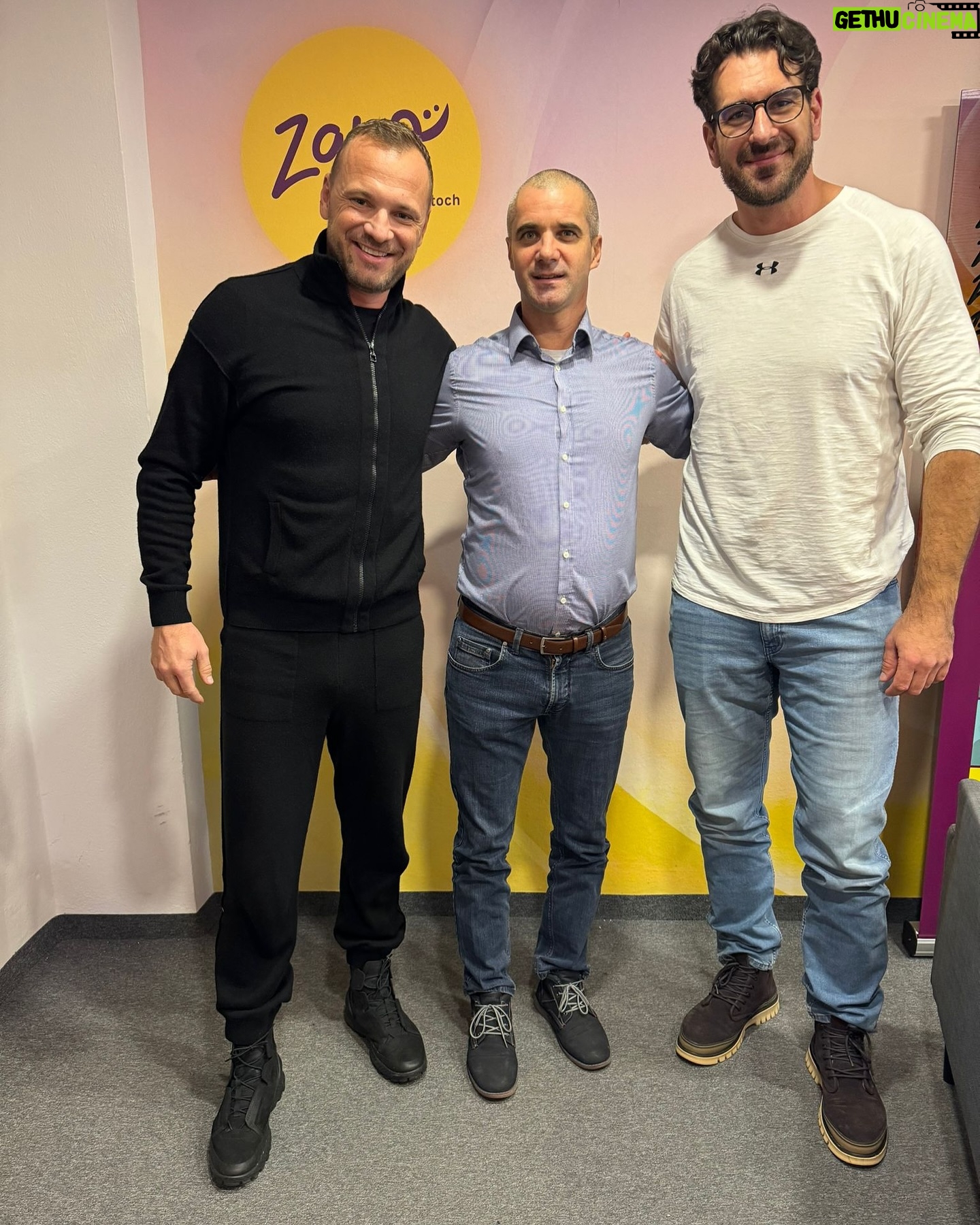 Boris Valábik - 1.4K Likes - POZOR ZMENA: UŽ DOSTUPNÉ NA VYPOČUTIE
Vedeli sme, že internet je plný názorov ohľadom MS U20. Preto sme sa rozhodli priniesť info z prvej ruky, aby názory mohli byť informovanejšie (lepšie)B&B s Ivanom Fenešom už v piatok 12.1.!!! Toto bol jeden z našich najanalytickejších epizód, pretože sme vedeli, že si to situácia vyžaduje. A je z toho TOP časť pre všetkých, ktorí nechcú ani hejtovať, ale na druhej strane ani pritakávať. Vypočujte si a pevne verím, že vám zlepší prehľad o tom, čo sa dialo v mužstve počas jednotlivých zápasov. Nás tento pokec veľmi bavil a veľa sme sa dozvedeli.
#borisabrambor
#hokej
#msu20
#reprezentacia
#ivanfenes
#trener
#debata