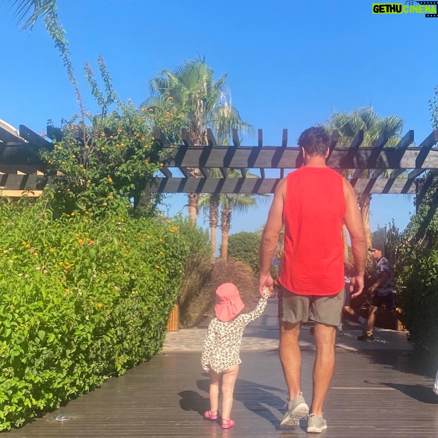 Boris Valábik - 5.8K Likes - Najvzácnejšie fotky z dovolenky. Aj pre to samozrejmé, ale hlavne kvôli tomu, že zachytávajú momenty, keď nie je "Tato na ručičky" 😁
#rukyakosimpanz
#daughter
#father