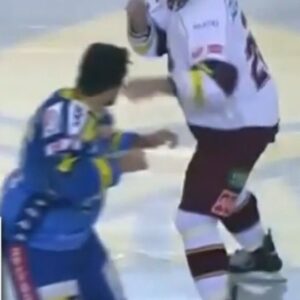 Boris Valábik Instagram - 🏒 Boris Valábik má k hokejovým bitkařům velký respekt. A sám si střihl souboj s nejslavnějším Čechem v tomto ohledu Davidem Kočím! 👍 #bombynaledu