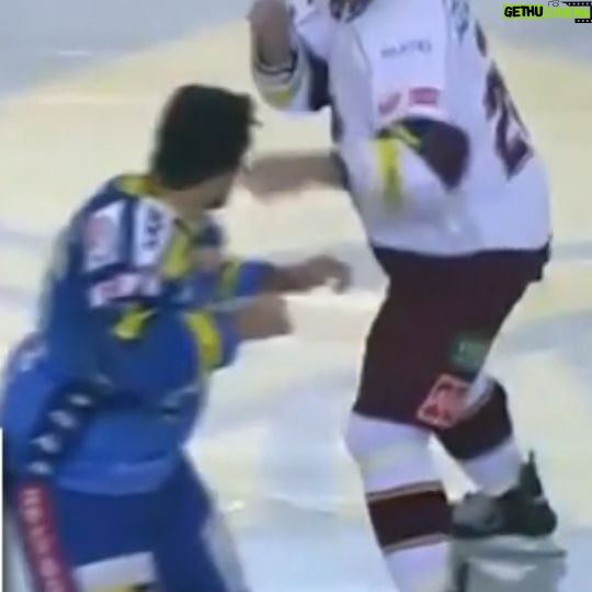 Boris Valábik - 2.6K Likes - 🏒 Boris Valábik má k hokejovým bitkařům velký respekt. A sám si střihl souboj s nejslavnějším Čechem v tomto ohledu Davidem Kočím! 👍 #bombynaledu