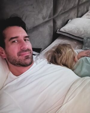 Boris Valábik Instagram - Najlepšia časť akéhokoľvek dňa 🥰😴
#nap 
#naptime 
#daddysgirl❤️
