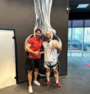 Boris Valábik Instagram - No, takže takto vyzerá ťažká váha v @ufc
16.12. držíme pace! 
S týmto chlapíkom na pivo kedykoľvek, no do ringu asi ťažko 😁
Ak Badyho poznáte viete, aký je to chlap. Napriek tomu, že vie vybaviť veľa oddychu na nemocničnom lôžku, je to jeden z najpokornejších a najpohodovejších ľudí👍🤝 @badysbjj klobúk dole a držím v decembri palce 🇸🇰 #ufc