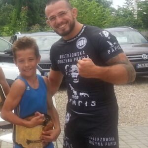 Borys Mańkowski Instagram - Małolacik, który kiedyś sobie trzaskał ze mną zdjęcie, dzisiaj bezczelnie mnie wywraca na zapasach 😄💪🏻