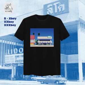 Boy Trai Bhumiratna Instagram - มาเล่านิดนึงเกี่ยวกับเสื้อยืดลาย ลิโดในความทรงจำ เริ่มจากมีความตั้งใจอยากทำเสื้อเป็นซีรีส์ siam square city pop ชวนศิลปินมาวาดรูปสยามสแควร์ให้เป็นแนว ซิอี้พ๊อพ เหมือนปกอัลบั้มดนตรีเรโทรแจแปนีส R&B soul funk สีสดใส ที่มักจะวาดโดยอ.ฮิโรชิ นากาอิ ในยุคสมัยนึง จนกลายเป็นแนวทางนี้ขึ้นมา

ชวนเป็ด Pakpoom Ped Lamoonpan มาออกแบบลายแรกนี้ดู รู้จักกับเป็ดตั้งแต่มาช่วยออกแบบเวทีหมีเหงาในเมืองใหญ่ คอนเสิร์ต Sad song says so much ที่หอประชุมธรรมศาสตร์ จนมาถึงล่าสุด คือปกอัลบั้ม ขุนเขาแห่งหมี ที่ทำเป็นหนังสือนิทาน คือเป็ดคนนี้นี่แหละ เป็ดเลือกว่าจะวาดลิโด (ไม่ใช่ลิโด้นะ สมัยนั้นไม่มี ไม้โท😆) และทำการบ้านมาอย่างเยอะ 

ส่วนชื่อโปรแกรมหนังที่ฉายชนโรงอยู่ทั้ง3เรื่อง คือชื่อคอนเสิร์ตใหญ่ทั้ง3ครั้งที่ผ่านมาของบอยตรัยครับ (ไม่ได้เล่นที่ลิโดนะ คนละยุค🤣)

เสื้อยืดตราหมีคู่
ลายลิโด limited edition 
Size s - xboy 550
Size xxboy - xxxboy 600
ขายในงาน #cattshirt 
หลังจากงานจะมีขายออนไลน์นะครับ