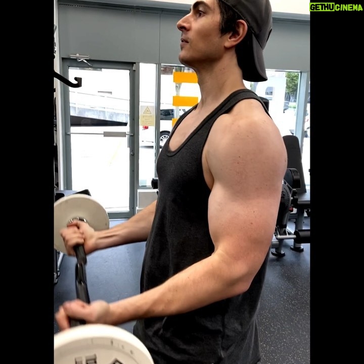 Brandon Routh - 126K Likes - The journey to get back into #SuperheroShape has been a fun one! 😉
HUGE thanks to @jadeway my trainer in Vancouver! He helped me get stronger & bigger, & stay healthy! 💪🏼
And @reggiebradshaw_ & his gym @rizefitness for the training HQ. 👊🏻 Also, thanks to @arinb for kick-starting the training in my first week!
I had less time to train then back in 2004, but thankfully I benefited from muscle memory & good eating habits (@bulletproof #diet & #BulletproofCoffee #IntermittentFasting #Keto). Also, many others helped along the way. Previous years of training have laid the foundation.
@drh.kinection has been huge in the last 3 years training me while in LA & helping me learn how to squat, deadlift, do pull-ups, etc. in the most safe/healthy way—preventing me from injury while lifting heavy.
And thank you to #AlbertChang at #OriginalYinQiGongGym (Vancouver) for teaching me to gain better use of my core through #QiGong & #KneeBending training. All which have helped me feel & move more like #Superman!
And lastly, #RayCampisi, my trainer for nearly 10 years—post #SupermanReturns. Ray passed away suddenly a few years ago, but he never gave up hope that I might return to the cape. 😔🧡 I think of him often, and he inspires me still. 🙏🏻