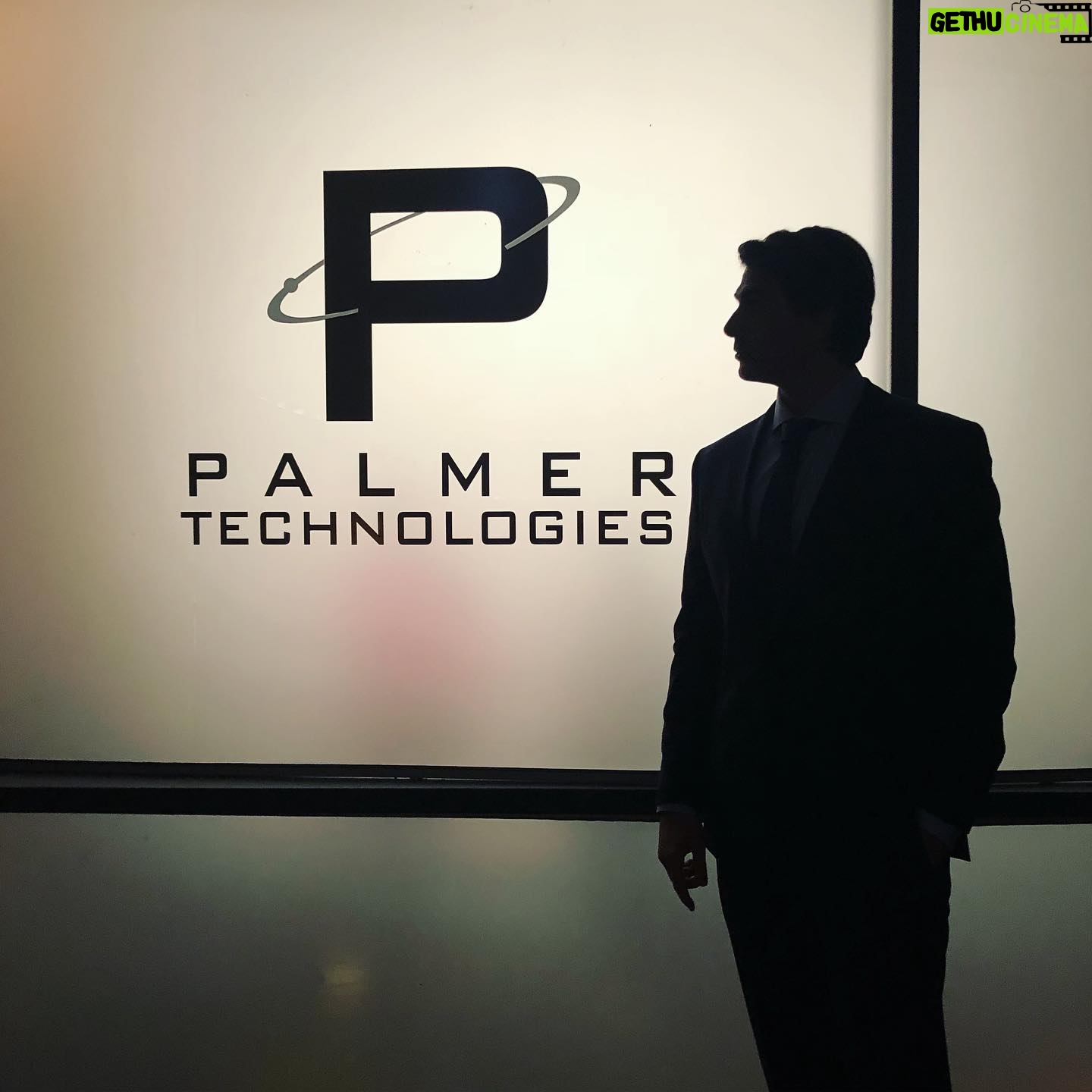 Brandon Routh - 102.9K Likes - Traveled back in time on my birthday (yesterday) to a time before #RayPalmer knew #TimeTravel existed. 😉 #PalmerTech #CrisisOnInfiniteEarths
And thank you for all the lovely bday wishes yesterday! 😄👊🏻