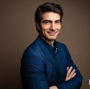 Brandon Routh Instagram - Had a great time talking all things @cw_legendsoftomorrow & #CrisisOnInfiniteEarths yesterday with @fatsmorte at @buildseriesnyc! Thank you!
—LINK to video in bio—

Photos by: @jammi_york 🙏🏼👊🏻 And thank you also to @perryellis for the great jacket/shirt combo! 
Grooming by: @Natashaleibel 👌🏼
PR: @jenn.plante 👊🏻 @ouraring also making a fashionable appearance. 😉
#LegendsOfTomorrow