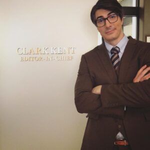 Brandon Routh Instagram - Look who I found during a recent visit to the #DailyPlanet. 🤓

#ClarkKentReturns
#CrisisOnInfiniteEarths
@thecw @warnerbrostv @dccomics