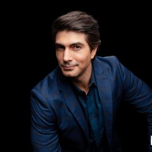 Brandon Routh Instagram - Had a great time talking all things @cw_legendsoftomorrow & #CrisisOnInfiniteEarths yesterday with @fatsmorte at @buildseriesnyc! Thank you!
—LINK to video in bio—

Photos by: @jammi_york 🙏🏼👊🏻 And thank you also to @perryellis for the great jacket/shirt combo! 
Grooming by: @Natashaleibel 👌🏼
PR: @jenn.plante 👊🏻 @ouraring also making a fashionable appearance. 😉
#LegendsOfTomorrow