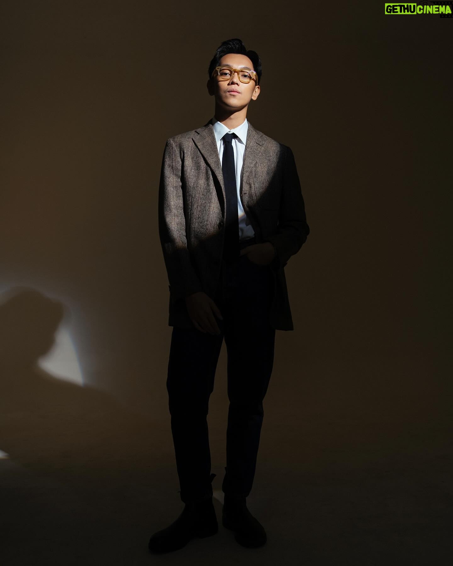 Brandon Salim - 43.5K Likes - Kalo kata Mr Bean “Sometimes I don’t feel like going to work but then I remember I was born cute not rich”