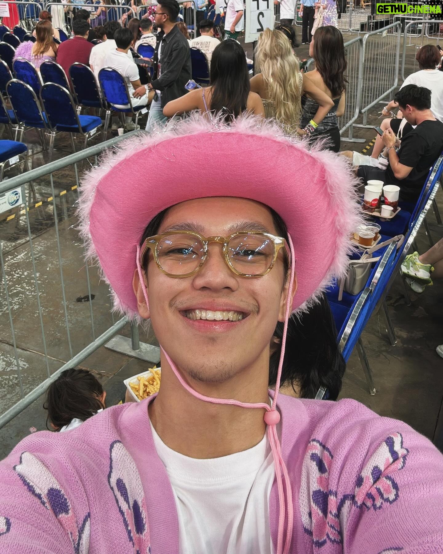 Brandon Salim - 116.9K Likes - Kalo kata orang pas gue nyanyi bukan Era Tour tapi jadi Error Tour karena salah lirik mulu 🤣
Tapi yang penting outfitnya ga error karena pake @its3second. Brand legend Indonesia yang keren banget di pake buat jadi Swiftie boyfriend. Nyaman dan Taylor Swift pun suka loh.