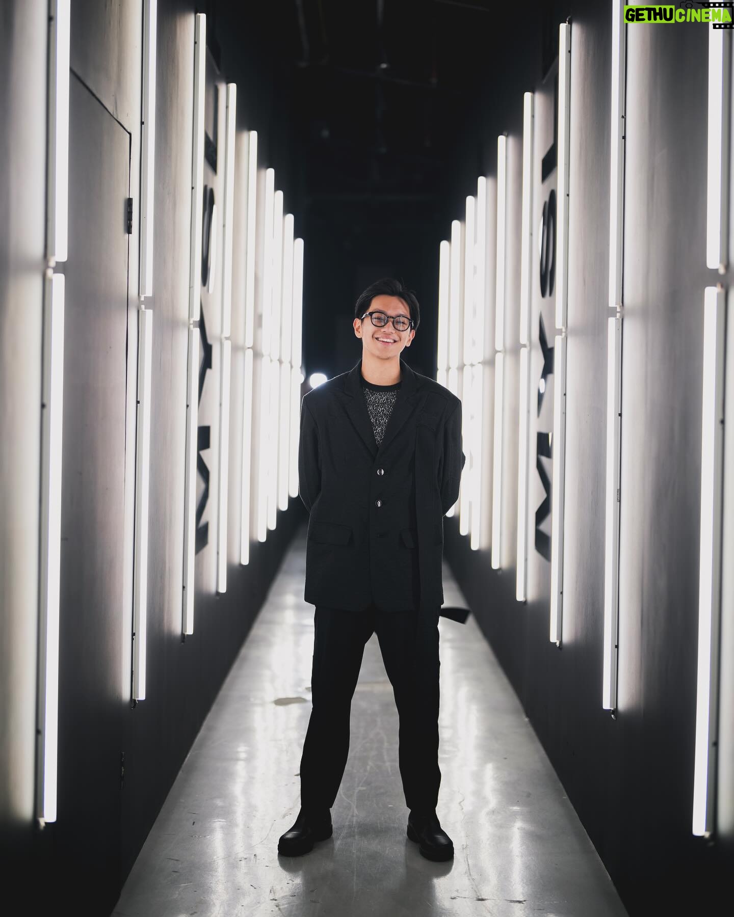 Brandon Salim - 28.9K Likes - Stepping into the abyss of glam at the YSL Beauty party.
What a wicked blackout night!
@yslbeauty #YSLBeauty #YSLBeautyID #myslfmjourney