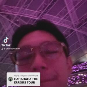 Brandon Salim Instagram - Kalo kata orang pas gue nyanyi bukan Era Tour tapi jadi Error Tour karena salah lirik mulu 🤣 

Tapi yang penting outfitnya ga error karena pake @its3second. Brand legend Indonesia yang keren banget di pake buat jadi Swiftie boyfriend. Nyaman dan Taylor Swift pun suka loh.