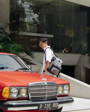 Brandon Salim Instagram - Stylish, functional, and always ready to go. My TUMI backpack is more than just a bag—it’s a lifestyle. 🎒🚗 

@mapfashion @tumitravel
#TUMI #TUMIIndonesia #TUMIBravo