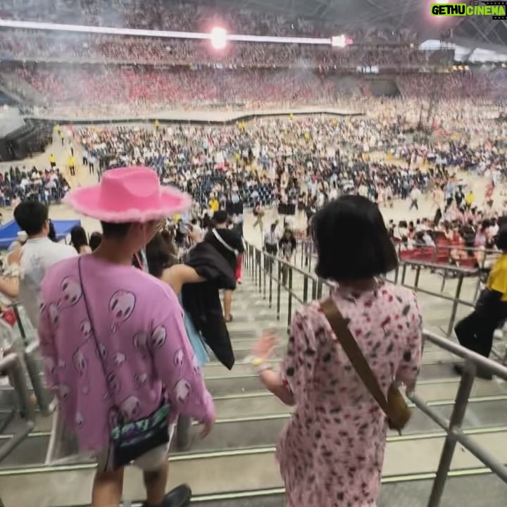 Brandon Salim - 116.9K Likes - Kalo kata orang pas gue nyanyi bukan Era Tour tapi jadi Error Tour karena salah lirik mulu 🤣
Tapi yang penting outfitnya ga error karena pake @its3second. Brand legend Indonesia yang keren banget di pake buat jadi Swiftie boyfriend. Nyaman dan Taylor Swift pun suka loh.