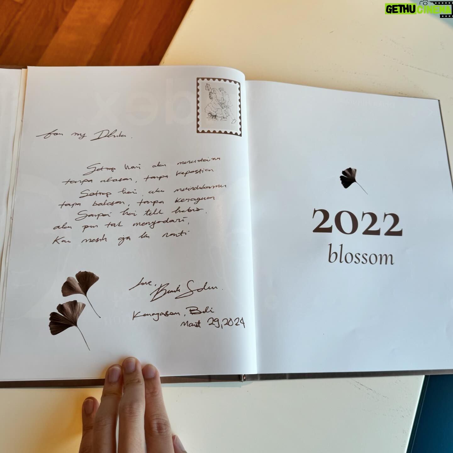 Brandon Salim - 57.8K Likes - Selain engagement ring, aku juga surprise Dhika dengan sebuah photobook tentang perjalanan kita selama 2 tahun pacaran. Kurasi 500 foto jadi 100 biar muat satu buku ternyata bikin kepala mau meledak, bagus semua soalnya. 😝
B lossom = tumbuh rasa sayang
A ffection = kasih sayang
D evotion = pengabdian
BAD Club = Brandon and Dhika Club!
I hope you like it @dhikahimawann 😁😍