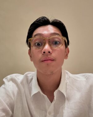 Brandon Salim Instagram - 1. Aku dan Dhika officially engaged di Tokyo, April 23 2024!
2. Flash back ke February 29 2024, aku ajak ketemu orang tua Dhika untuk mohon izin restu ngelamar Dhika. Deg2an.
3. Restorannya sepi dan dingin. Semakin deg2an.
4. Setelah mengantong restu dan doa, aku langsung ketemu temen kita @selinakoharjo langsung proses pembuatan engagement ring!
5. Dhika liburan ke Jepang sama keluarganya dari tanggal 19-30 April. Aku bilangnya baru bisa nyusul tanggal 25! Tapi sebenenarnya aku berangkat tanggal 22 supaya bisa surprise Dhika. Aku sampai di anter keluarga ke bandara. 😂
6. Langsung wifi on di pesawat supaya Dhika ngak curiga kalo WA nya centang 1 huahua.
7. April 23 sore aku siap siap pake jas baru, pake wax, minum air dan berdoa. 
8. Udah siap dan ganteng
9. Jalan 750m meter menuju hotel Dhika 
10. Dhika sekamar sama tantenya. Jadi aku janjian sama tantenya nanti pas Dhika mandi, tante jemput aku di lobi. Aku naik, masuk kamar dan standby surprise! Jadi pas Dhika keluar kamar mandi, aku sudah di posisi. Bukannya bilang “Will you marry me?” Kita berdua malah ketawa ngakak 30 menit, aku di sabet pake baju kotor dan aku bikang “ Nikah yok!!! Hahaha “ akhirnya dia bilang Yes!!!

Tokyo April 23 2024