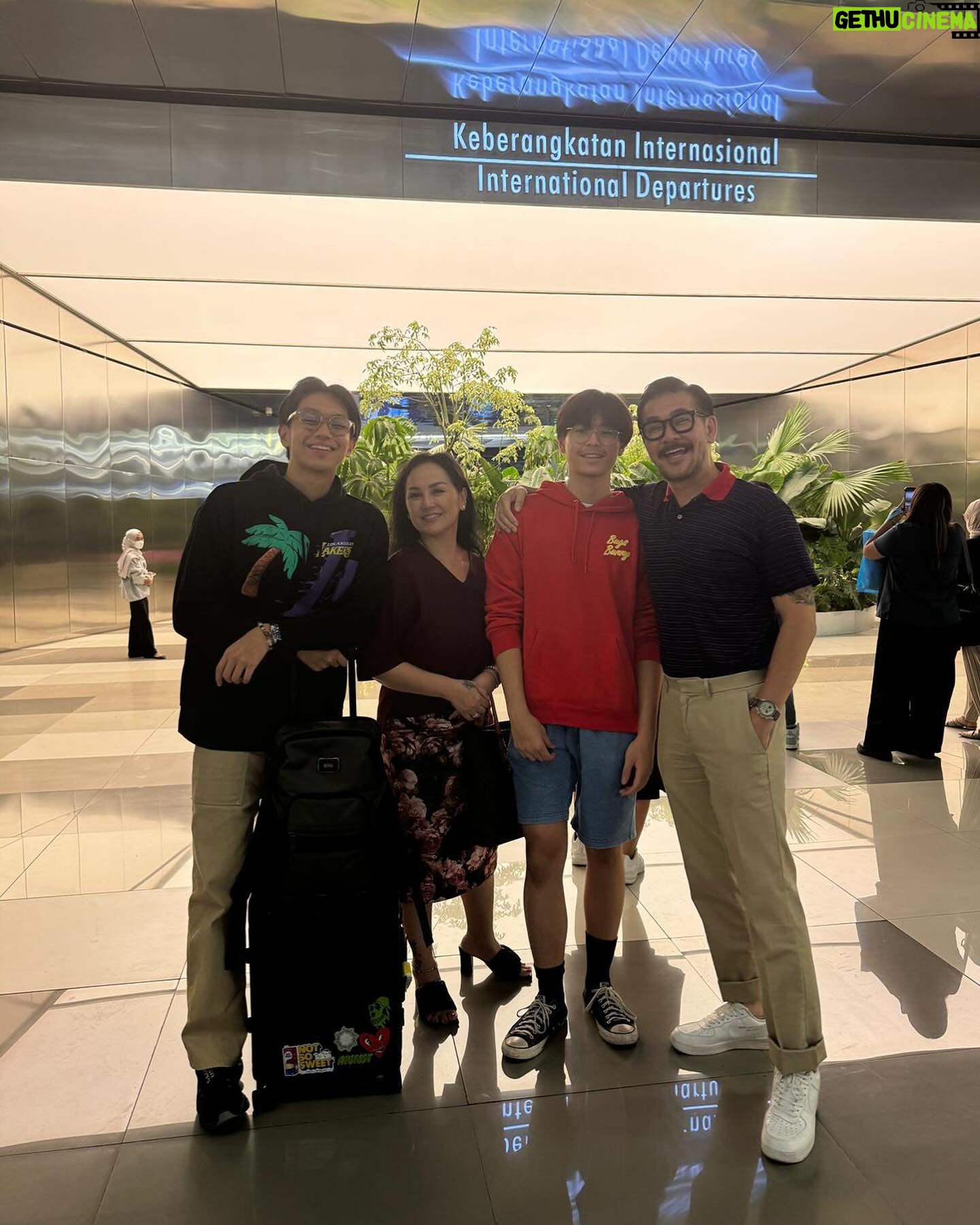 Brandon Salim - 178.9K Likes - 1. Aku dan Dhika officially engaged di Tokyo, April 23 2024!
2. Flash back ke February 29 2024, aku ajak ketemu orang tua Dhika untuk mohon izin restu ngelamar Dhika. Deg2an.
3. Restorannya sepi dan dingin. Semakin deg2an.
4. Setelah mengantong restu dan doa, aku langsung ketemu temen kita @selinakoharjo langsung proses pembuatan engagement ring!
5. Dhika liburan ke Jepang sama keluarganya dari tanggal 19-30 April. Aku bilangnya baru bisa nyusul tanggal 25! Tapi sebenenarnya aku berangkat tanggal 22 supaya bisa surprise Dhika. Aku sampai di anter keluarga ke bandara. 😂
6. Langsung wifi on di pesawat supaya Dhika ngak curiga kalo WA nya centang 1 huahua.
7. April 23 sore aku siap siap pake jas baru, pake wax, minum air dan berdoa.
8. Udah siap dan ganteng
9. Jalan 750m meter menuju hotel Dhika
10. Dhika sekamar sama tantenya. Jadi aku janjian sama tantenya nanti pas Dhika mandi, tante jemput aku di lobi. Aku naik, masuk kamar dan standby surprise! Jadi pas Dhika keluar kamar mandi, aku sudah di posisi. Bukannya bilang “Will you marry me?” Kita berdua malah ketawa ngakak 30 menit, aku di sabet pake baju kotor dan aku bikang “ Nikah yok!!! Hahaha “ akhirnya dia bilang Yes!!!
Tokyo April 23 2024