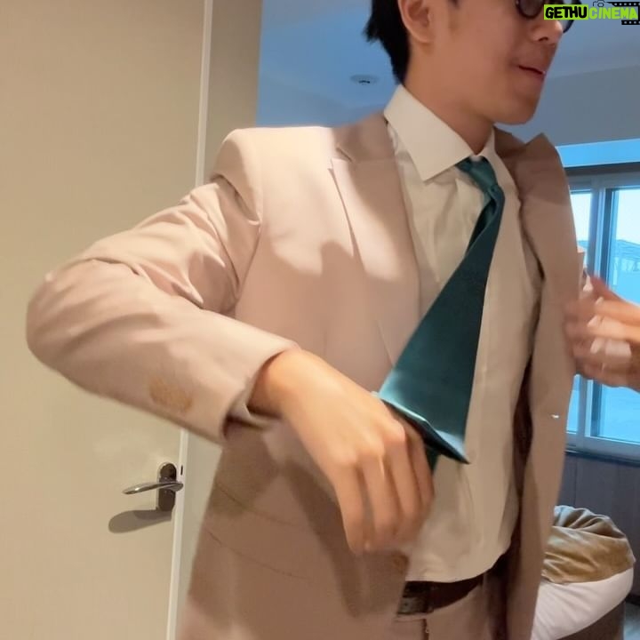 Brandon Salim - 178.9K Likes - 1. Aku dan Dhika officially engaged di Tokyo, April 23 2024!
2. Flash back ke February 29 2024, aku ajak ketemu orang tua Dhika untuk mohon izin restu ngelamar Dhika. Deg2an.
3. Restorannya sepi dan dingin. Semakin deg2an.
4. Setelah mengantong restu dan doa, aku langsung ketemu temen kita @selinakoharjo langsung proses pembuatan engagement ring!
5. Dhika liburan ke Jepang sama keluarganya dari tanggal 19-30 April. Aku bilangnya baru bisa nyusul tanggal 25! Tapi sebenenarnya aku berangkat tanggal 22 supaya bisa surprise Dhika. Aku sampai di anter keluarga ke bandara. 😂
6. Langsung wifi on di pesawat supaya Dhika ngak curiga kalo WA nya centang 1 huahua.
7. April 23 sore aku siap siap pake jas baru, pake wax, minum air dan berdoa.
8. Udah siap dan ganteng
9. Jalan 750m meter menuju hotel Dhika
10. Dhika sekamar sama tantenya. Jadi aku janjian sama tantenya nanti pas Dhika mandi, tante jemput aku di lobi. Aku naik, masuk kamar dan standby surprise! Jadi pas Dhika keluar kamar mandi, aku sudah di posisi. Bukannya bilang “Will you marry me?” Kita berdua malah ketawa ngakak 30 menit, aku di sabet pake baju kotor dan aku bikang “ Nikah yok!!! Hahaha “ akhirnya dia bilang Yes!!!
Tokyo April 23 2024